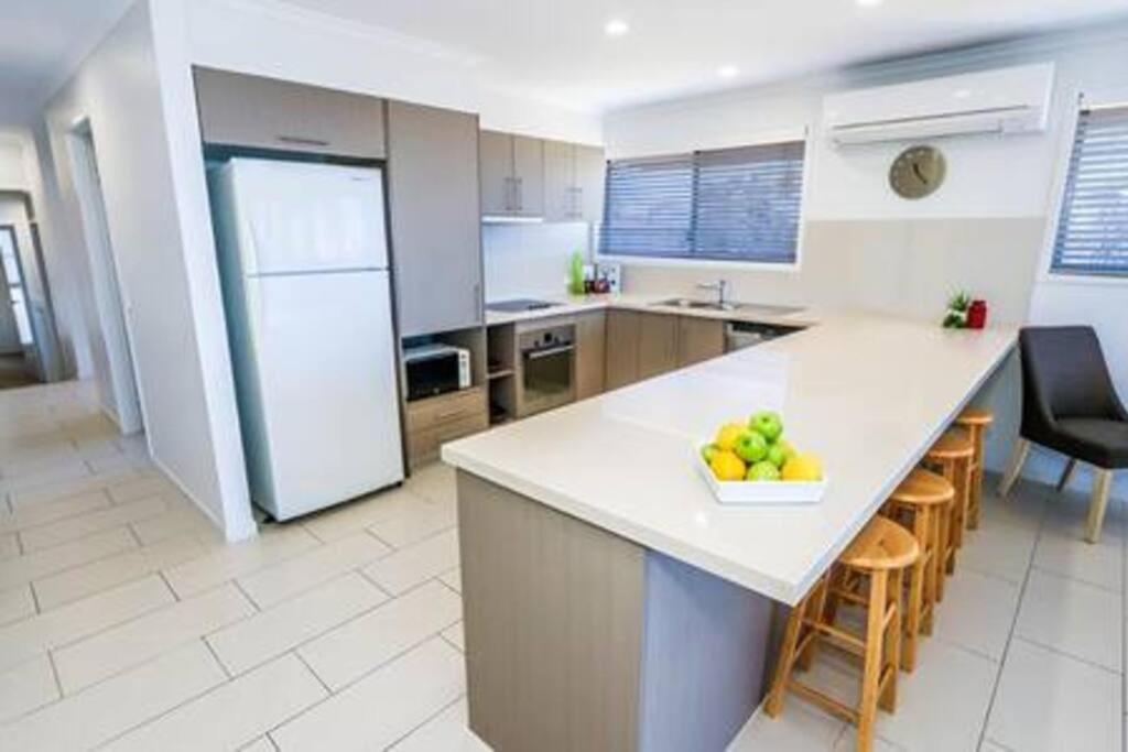 Dolphin Court - 4 Bedroom Apartment With Pool Agnes Water Exterior foto