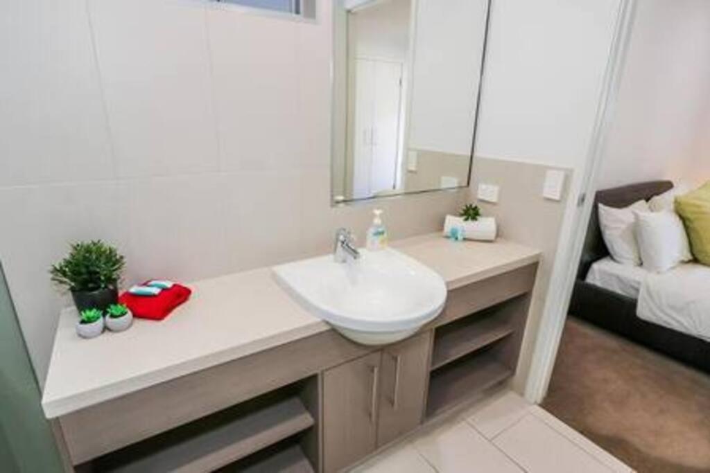 Dolphin Court - 4 Bedroom Apartment With Pool Agnes Water Exterior foto