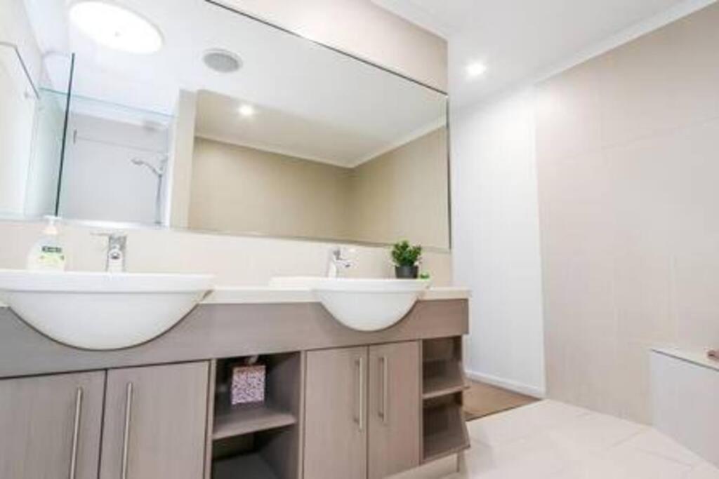 Dolphin Court - 4 Bedroom Apartment With Pool Agnes Water Exterior foto